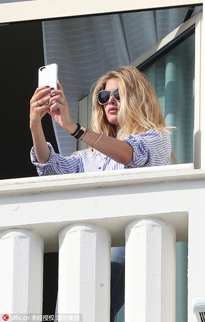 Selfie-takers overestimate their own attractiveness: study