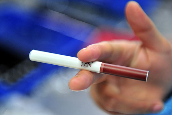 Electronic cigarette advertising draws former smokers back to habit: Aust'n study