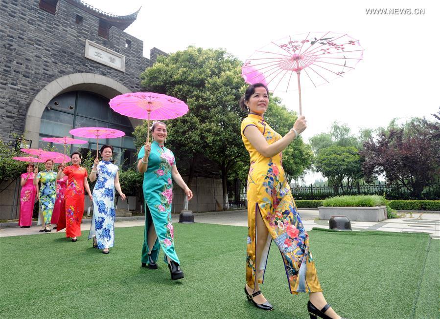 In pics: elderly present cheongsam in E China's Suzhou