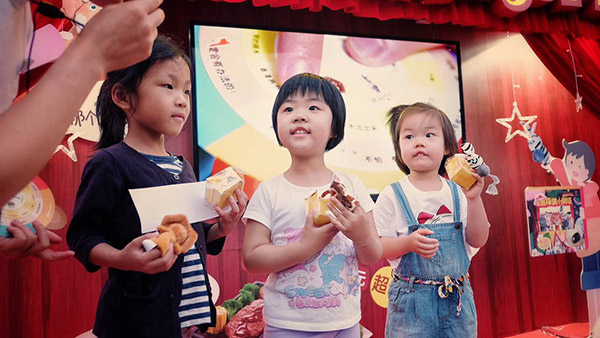 Hand puppetry in pizza chain attracts children