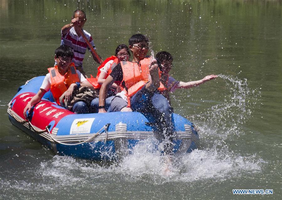 People enjoy summer leisure across China