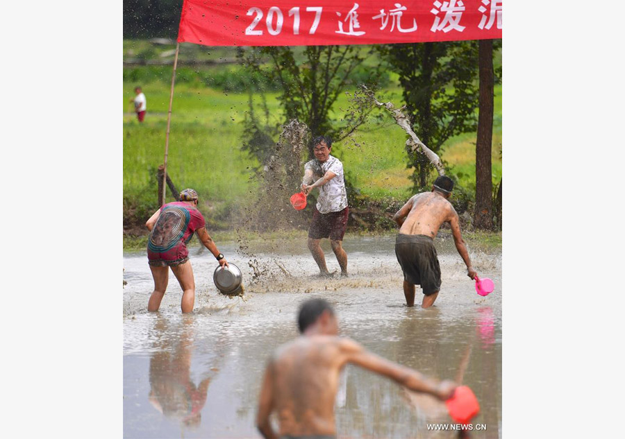 Mud splashing event held in E. China