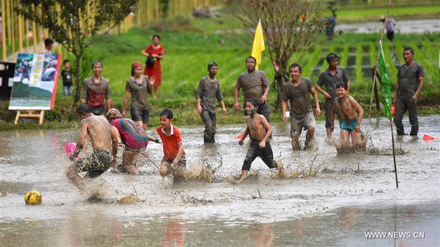 Mud splashing event held in E. China