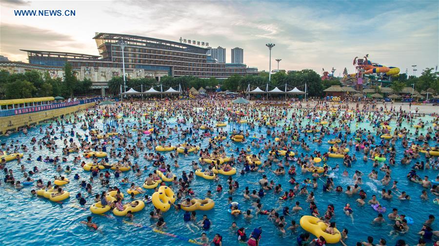 Heat wave drives people to water park in Wuha