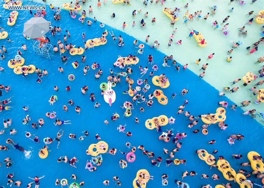 Heat wave drives people to water park in Wuha