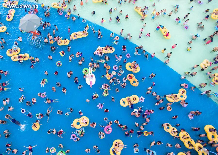 Heat wave drives people to water park in Wuhan