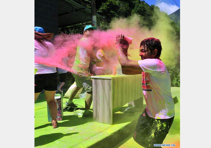 Tourists take part in color run in scenic spot of C China's Hubei