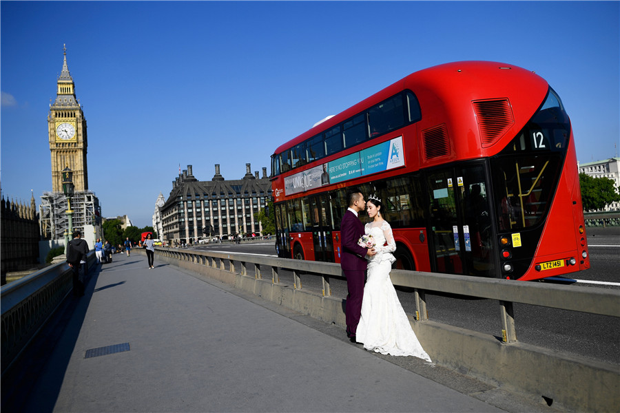 Flights, camera, action: Chinese couples strike a pose