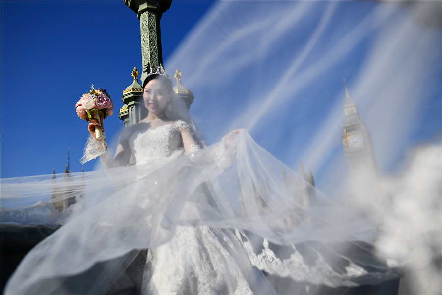 Flights, camera, action: Chinese couples strike a pose