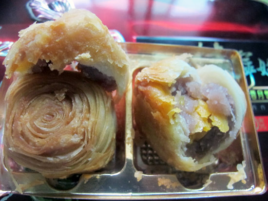 Guangdong style mooncake