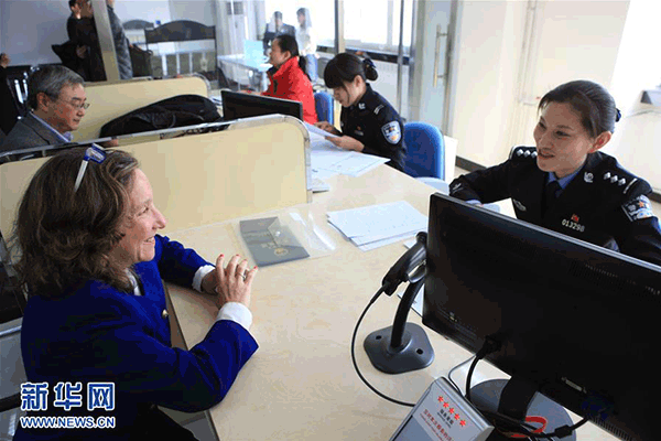 Beijing center helps woo foreign talent