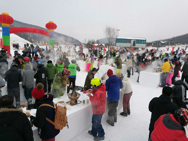 Outdoor hot pot feast on snow field