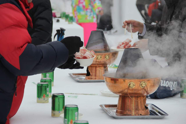Outdoor hot pot feast on snow field