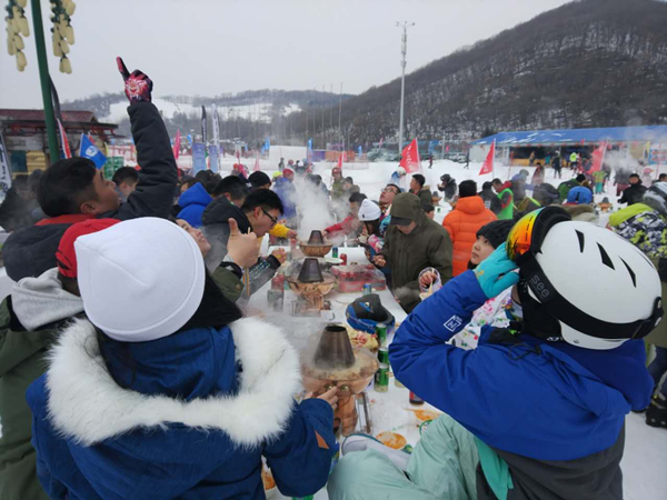 Outdoor hot pot feast on snow field