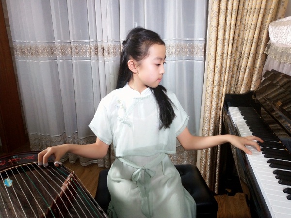Piano, guzheng combo: Jilin girl's 'one-person band'