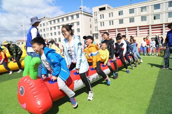 Yanbian children spend holiday playing games