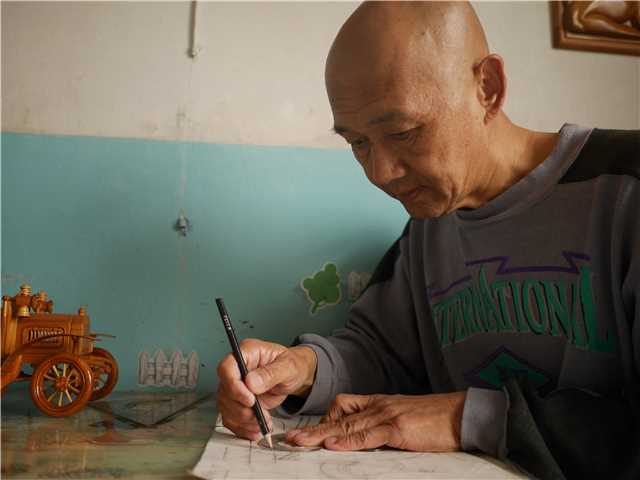 Jilin man turns wood into miniature motorcycles
