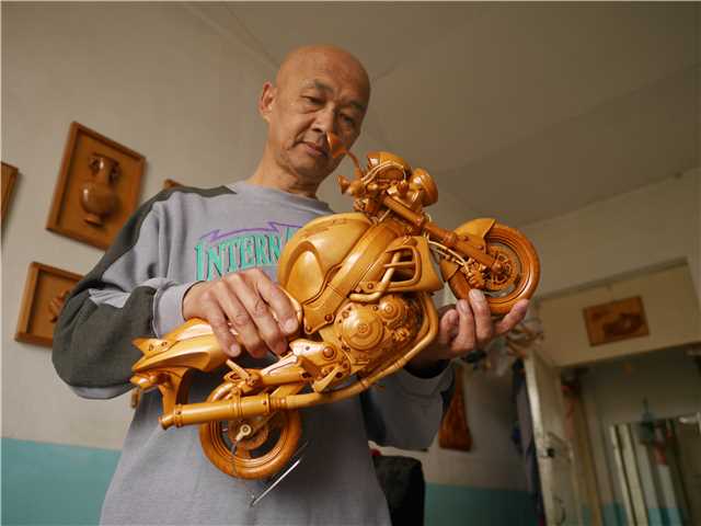Jilin man turns wood into miniature motorcycles