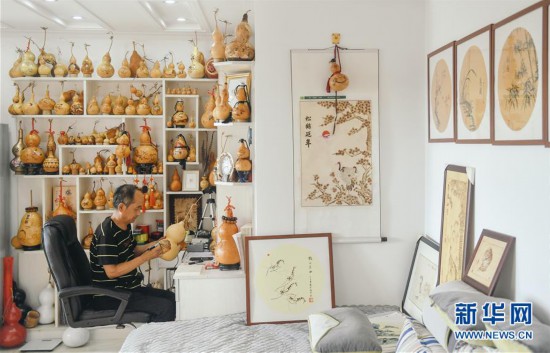 Jilin craftsman, 57, makes over 1,000 gourd pyrography works