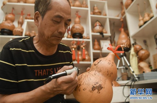 Jilin craftsman, 57, makes over 1,000 gourd pyrography works