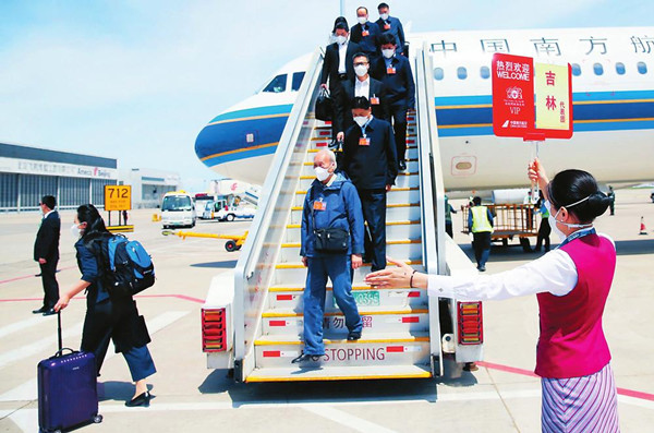 Jilin CPPCC members, NPC deputies arrive in Beijing for sessions