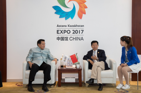 泰国副总理塔纳萨·巴迪玛巴功参观中国馆:“从未有过的奇妙感觉”