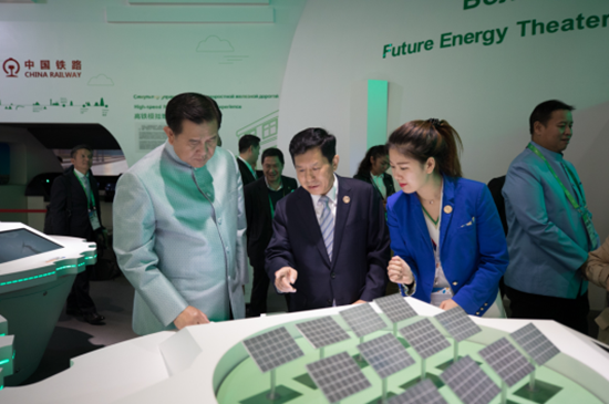 泰国副总理塔纳萨·巴迪玛巴功参观中国馆:“从未有过的奇妙感觉”