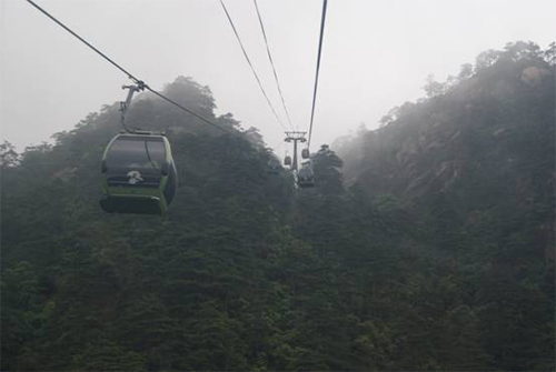 Huangshan Mountains fascinate foreign visitors