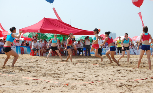 Women's Beach Handball Open kicks off in Lu'an