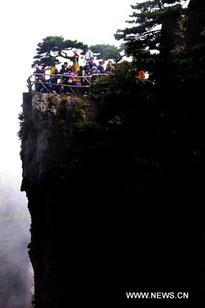 Famous spots in Anhui attract visitors during vacation