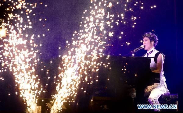 Singer Leehom Wang holds concert in Hefei