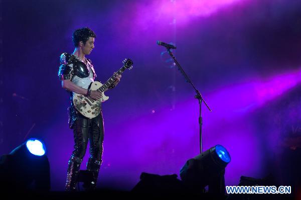 Singer Leehom Wang holds concert in Hefei