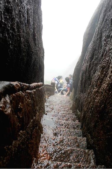 Tour Huangshan Mountain in rainy and foggy days