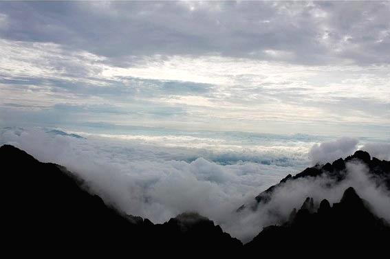Tour Huangshan Mountain in rainy and foggy days