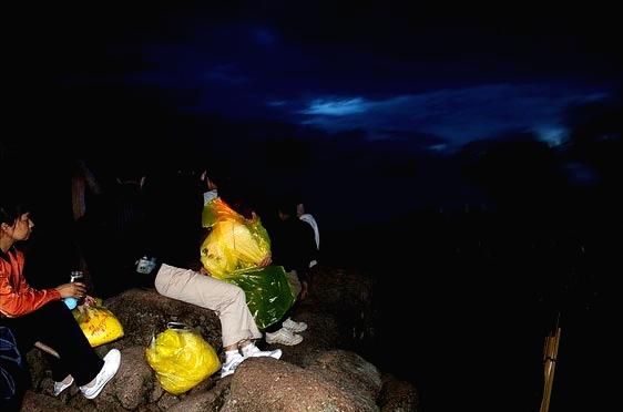 Tour Huangshan Mountain in rainy and foggy days