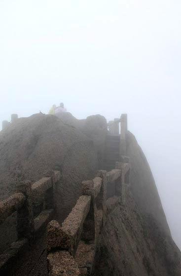Tour Huangshan Mountain in rainy and foggy days