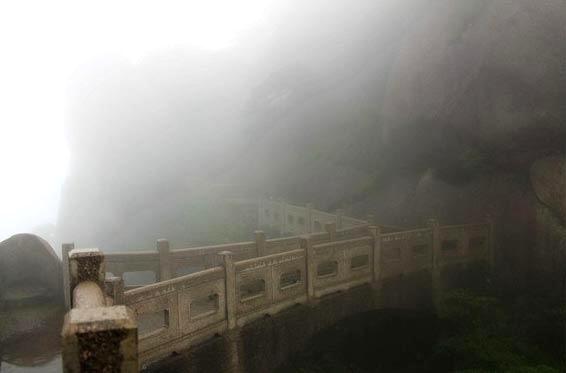 Tour Huangshan Mountain in rainy and foggy days