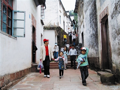 Beautiful cliffside village promotes tourism