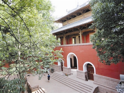 Beautiful cliffside village promotes tourism