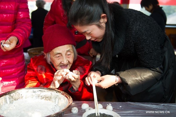 People make traditional snack to celebrate upcoming lantern festival