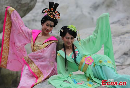 Ancient costume model contest held in Anhui