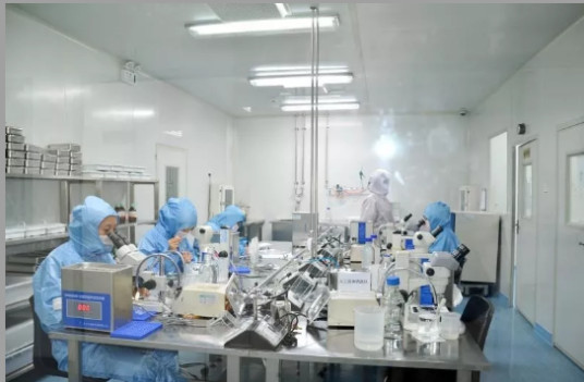 Overseas returnee helps cataract suffuerers in China