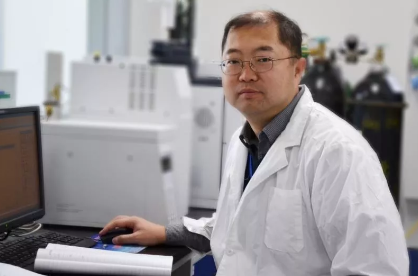 Overseas returnee helps cataract suffuerers in China