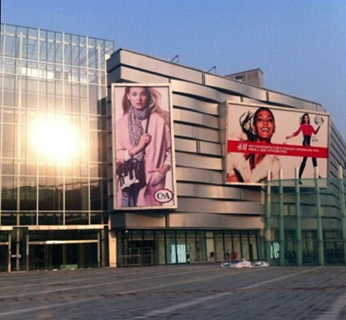 Zhujiang Shopping Mall opens next to Guanghua Park