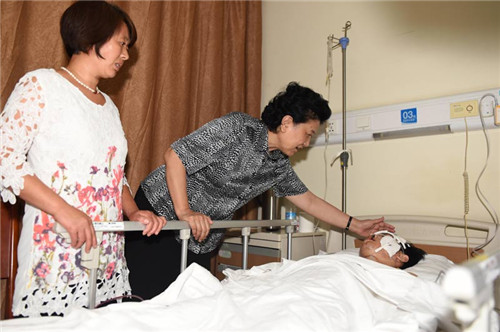 Vice-premier visits people injured in Tianjin blasts