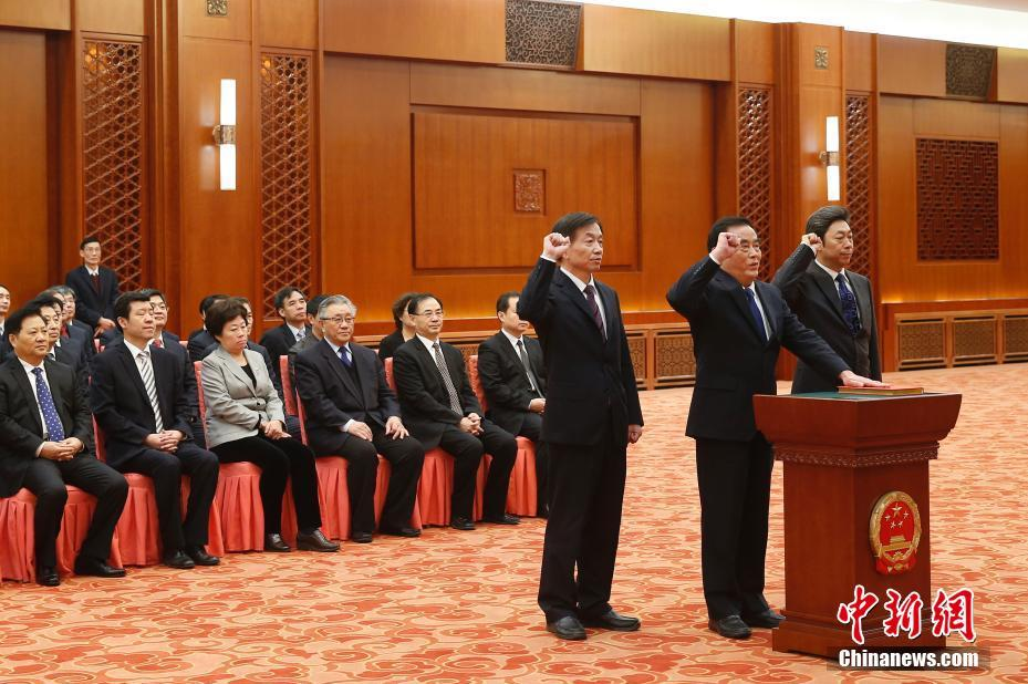 High-level officials vow loyalty to the Constitution