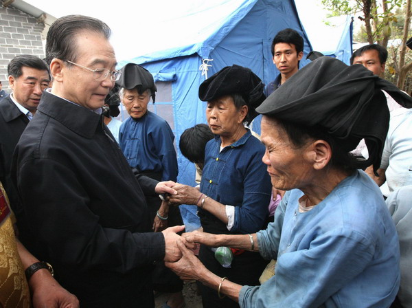 Premier Wen visits SW China quake zone