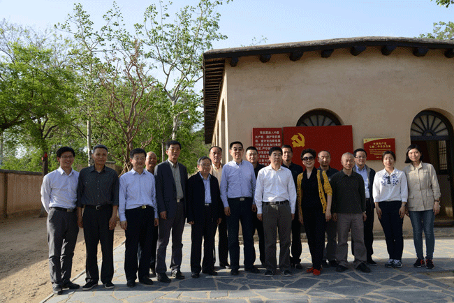 Zhang Junkuo leads a study group to Xibaipo