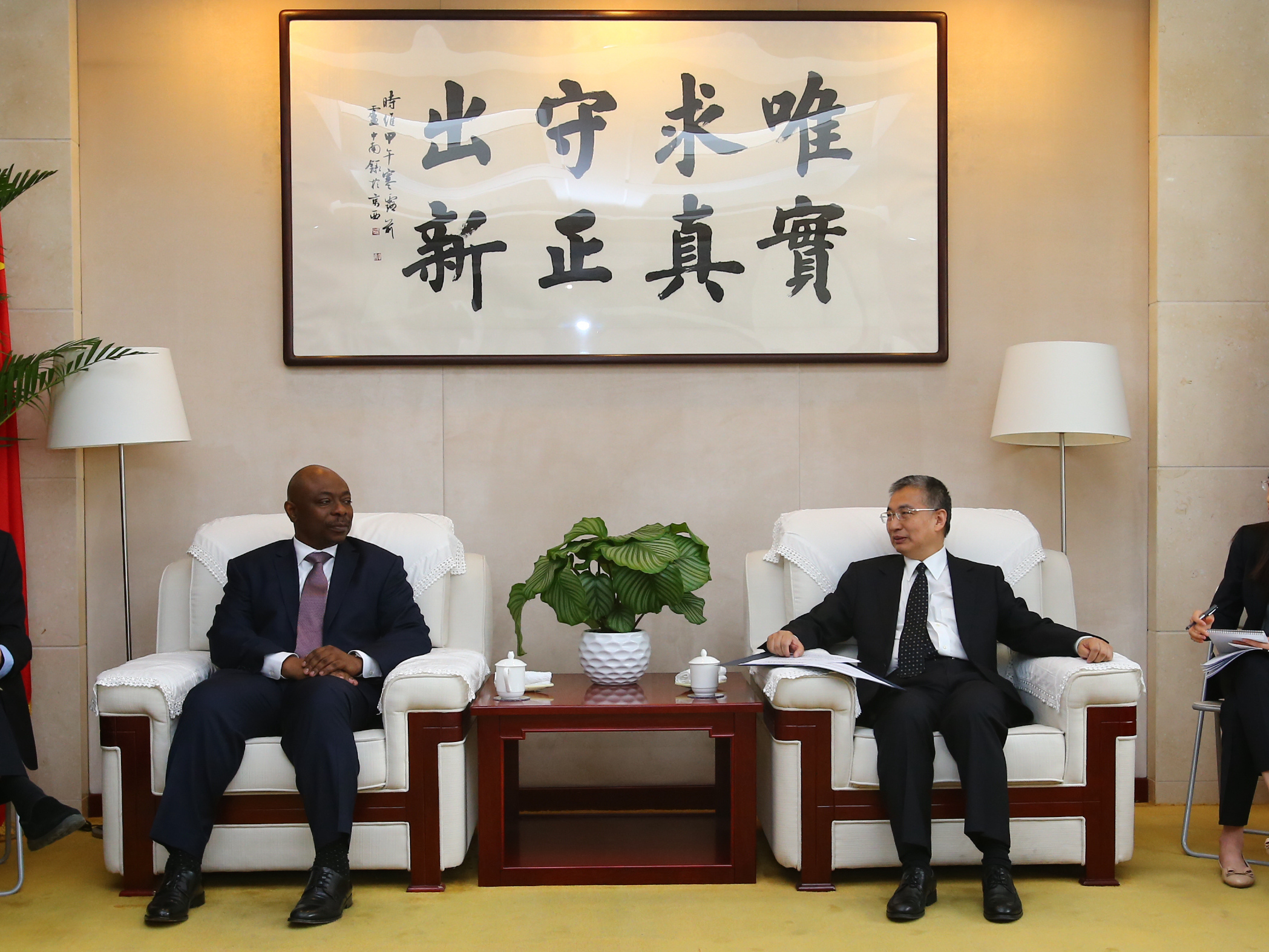 Zhang Laiming meets with Alain Noudehou