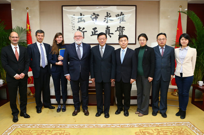 Li Wei meets with OECD officials
